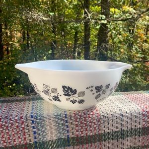 Vintage Pyrex Gooseberry Cinderella 2 1/2 quart bowl/dish